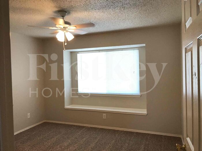 Building Photo - 5704 Creekhollow Dr