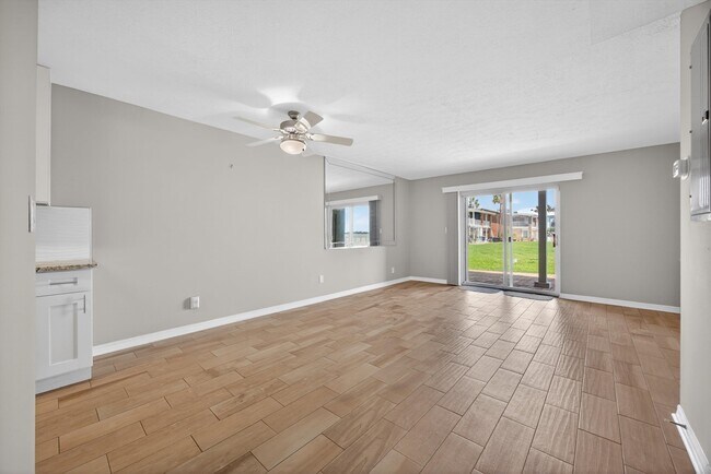Building Photo - 83 Comares Ave