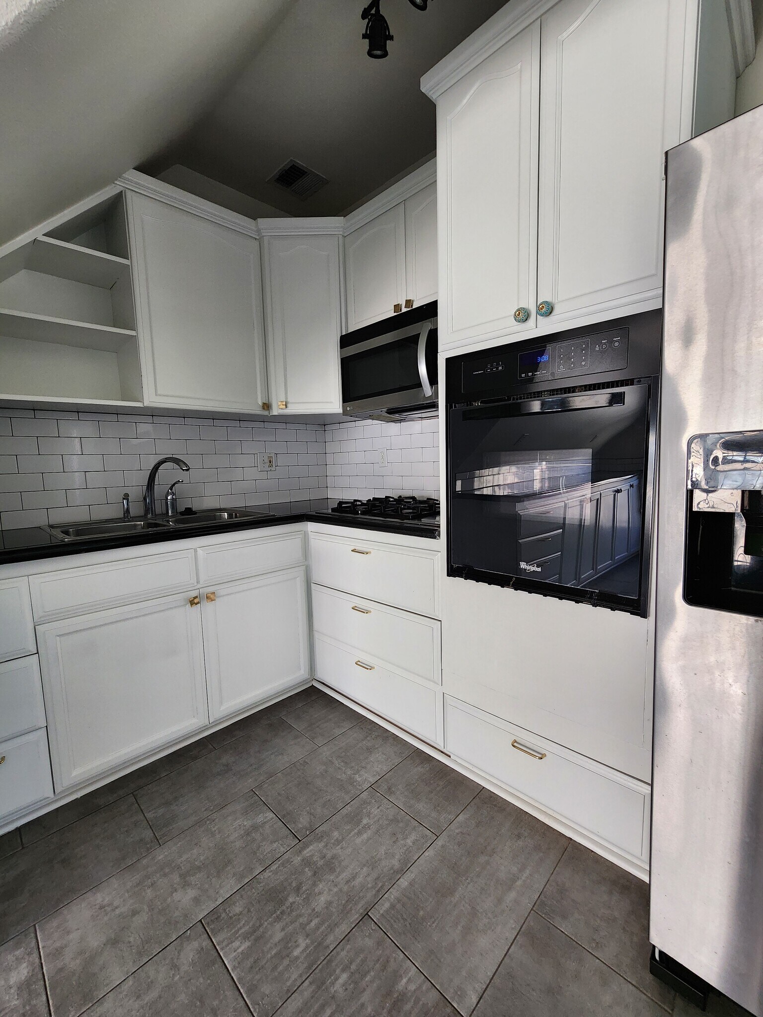 Kitchen with plenty of storage space - 1307 W 23rd St