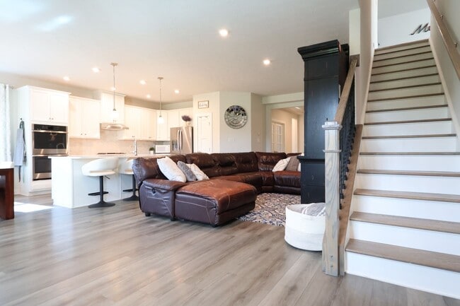 Building Photo - 4 Bedroom, 4 Bath Home w/Backyard Heated Pool overlooking Pearl's Fen