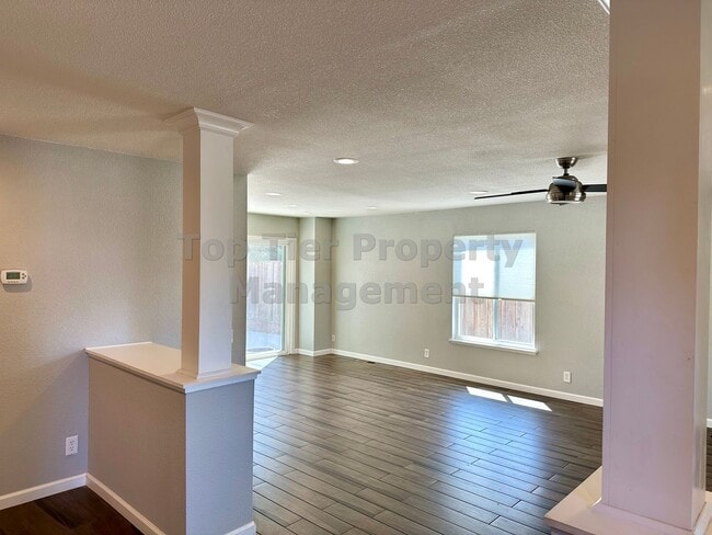 Building Photo - Beautiful and spacious 4 Bed/ 2.5 Bath/ 2,...