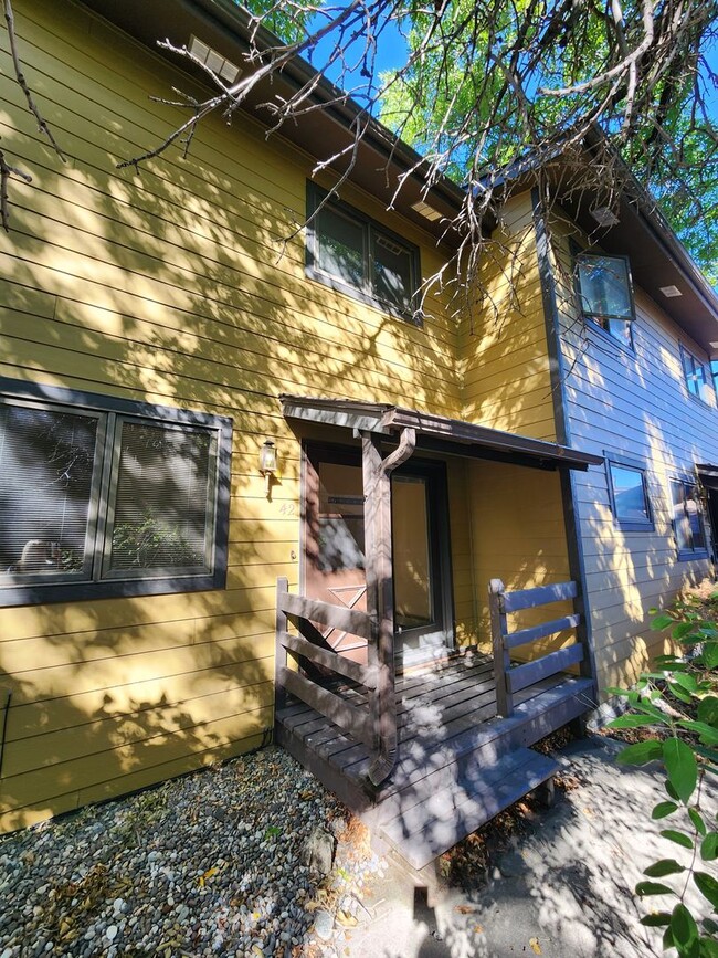 Building Photo - 4 Bedroom 3 Bath Condo close to campus