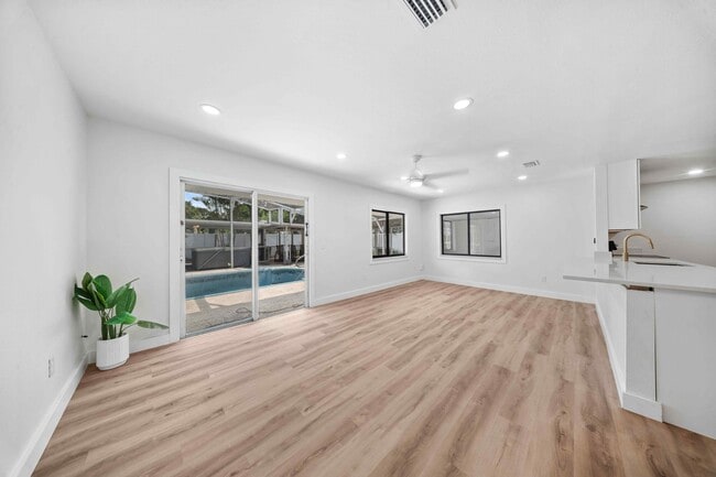 Building Photo - 948 Canal Cir