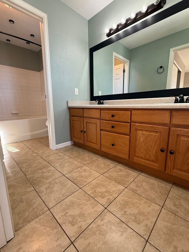 Building Photo - Beautiful 3 Bed / 3 Bath Home in Desirable D49!