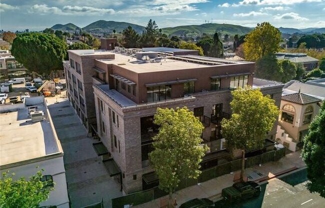 Building Photo - 581 Higuera St