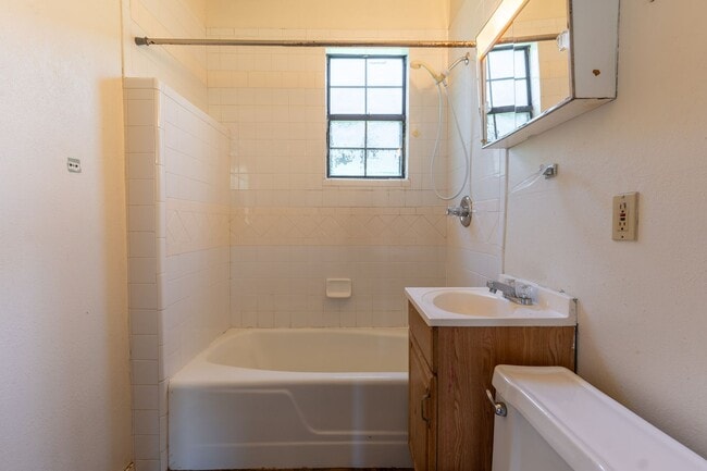 Building Photo - Cute 2 Bed Ready For You!