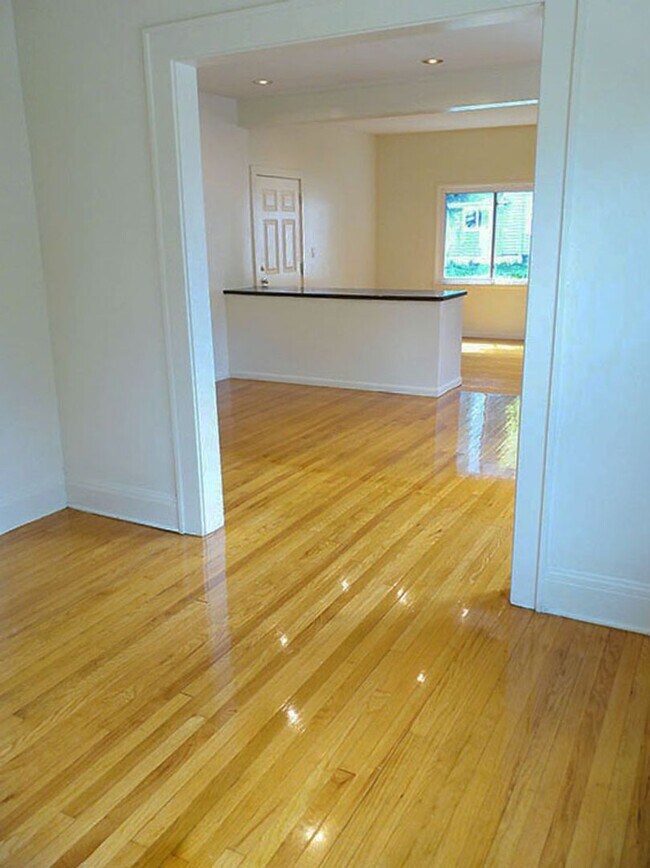 Building Photo - Bright Flat Includes Garage, Near Food Co-...