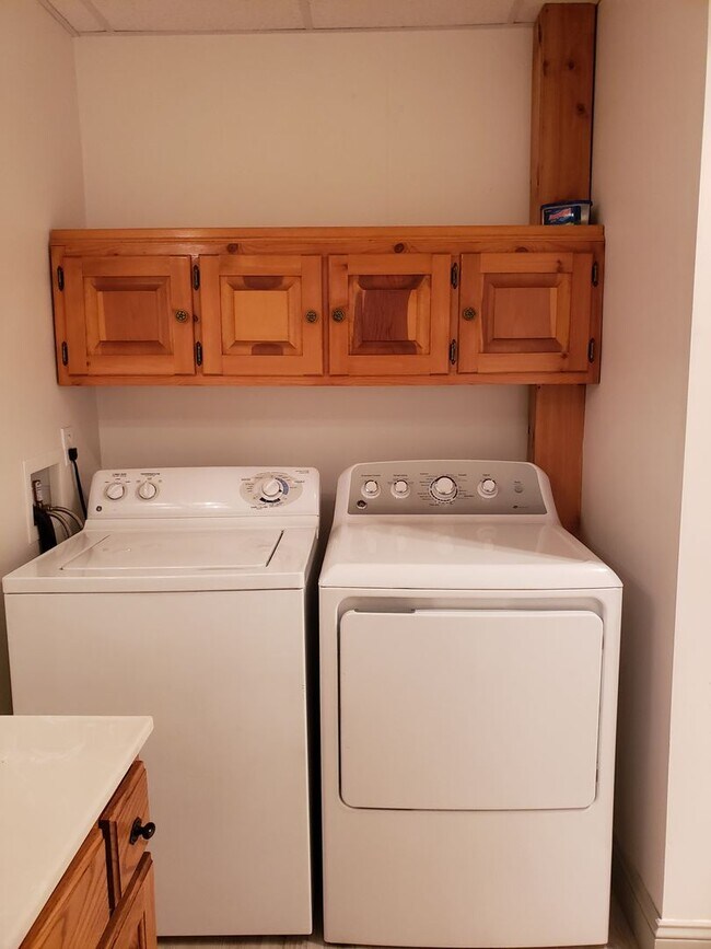 Building Photo - 15475 Oak Rd