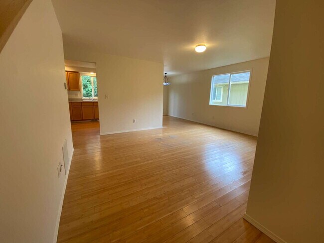 Building Photo - Quiet 3-Bed, 2.5-Bath Home with Large Backyard and Pet Friendly
