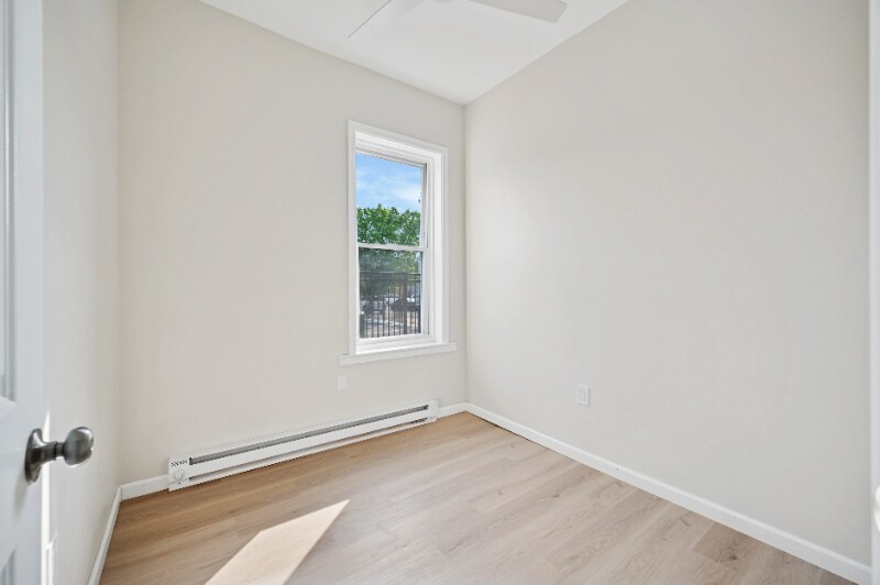 Building Photo - 931 E Woodlawn St