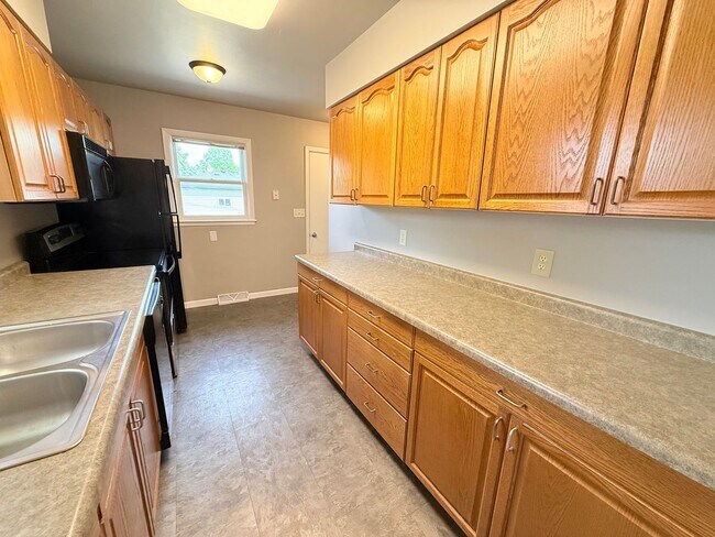 Building Photo - Spacious 4 Bed, 2 Bath Home – Perfect for Families or Roommates