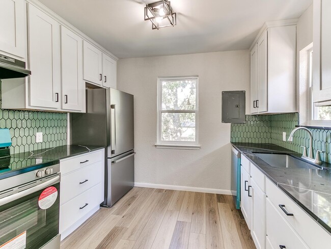 Building Photo - Newly Remodeled 2 Bed, 1 Bath Apt in Near The Paseo