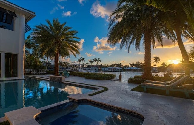 Building Photo - 2307 N Riverside Dr