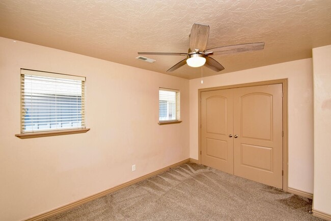 Building Photo - 3 Bed 2.5 Bath Home in HOA Community with Great Amenities!