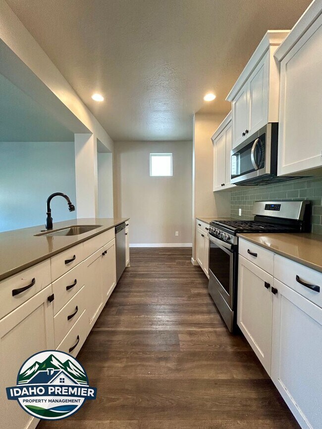 Building Photo - 2052 E Sharptail St