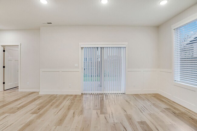 Building Photo - Polished single-level 3 bed, 2 bath home in NE Salem!