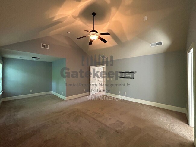 Building Photo - 124 Village Pl