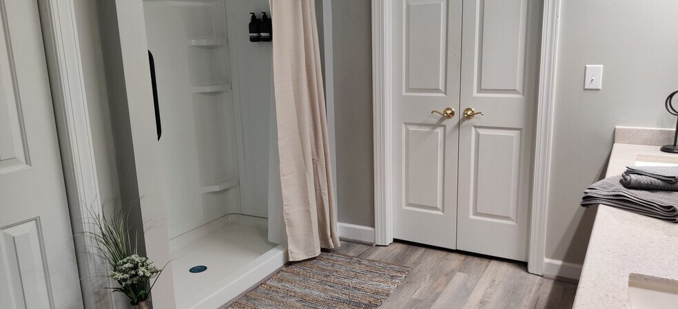 Building Photo - 250 Paddock Dr