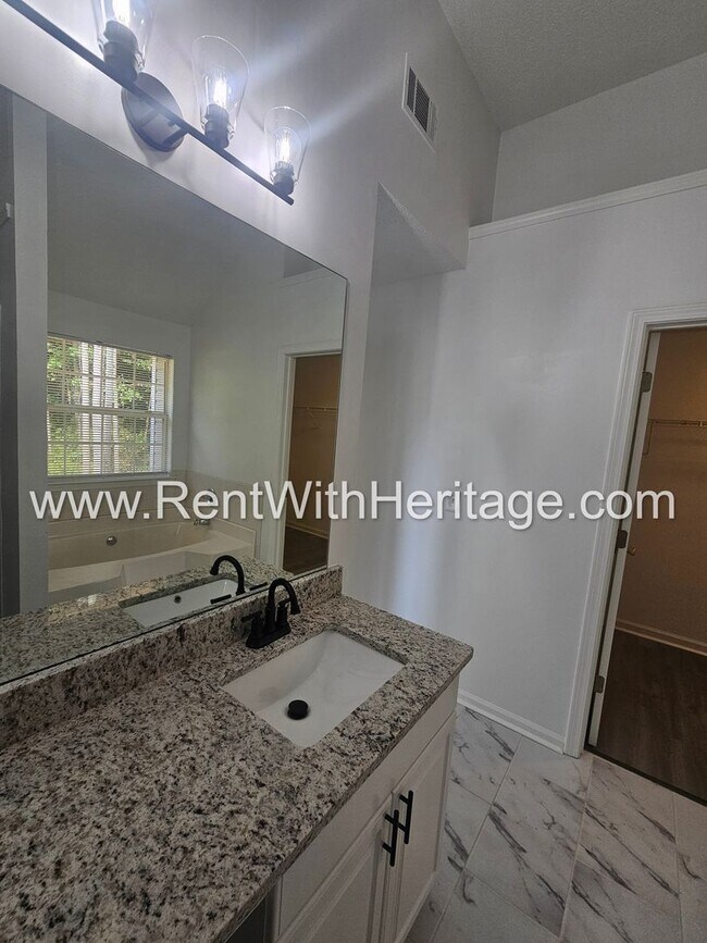 Building Photo - Gorgeous 3bd/ 2.5 bath Home in Popular Nat...