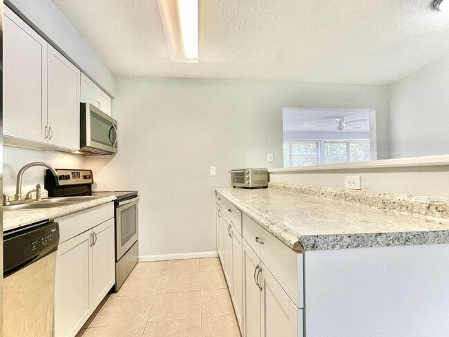 Building Photo - 3BR 1BA Annual Rental Available Now
