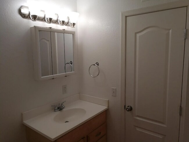 Building Photo - 1138 E 2nd St