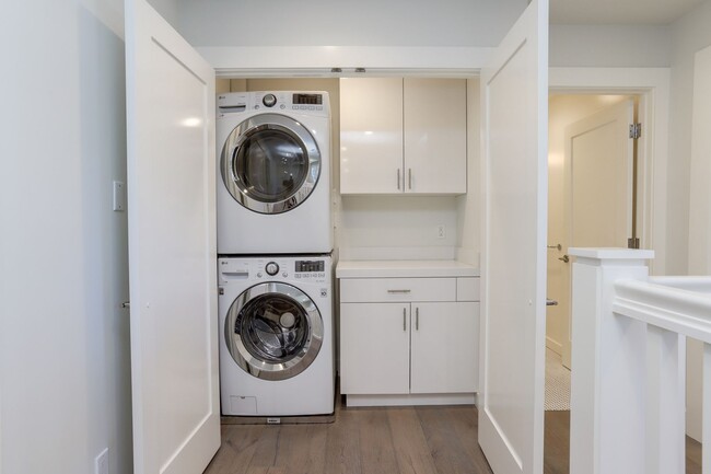 Building Photo - 2 Bed / 2.5 Bath Luxurious townhome near d...