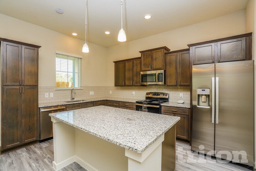 Building Photo - 9835 Willow Creek Commerce Dr