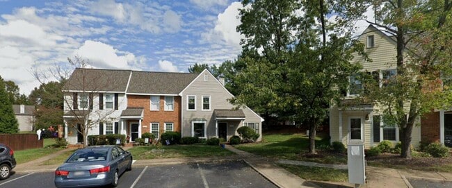 Building Photo - Super Cute END UNIT townhome located close...
