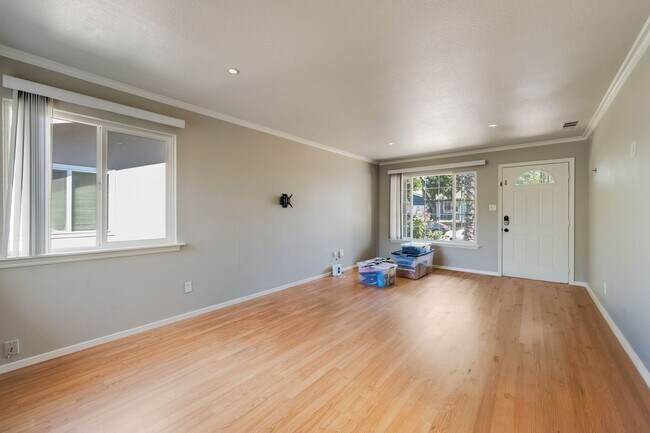Building Photo - Charming 2 Bedroom Duplex with Private Backyard & Garage!
