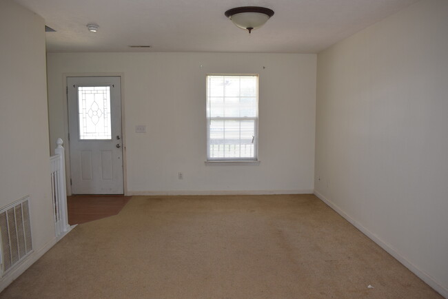 Building Photo - Spacious 3 bedroom, 2.5 bathroom duplex!