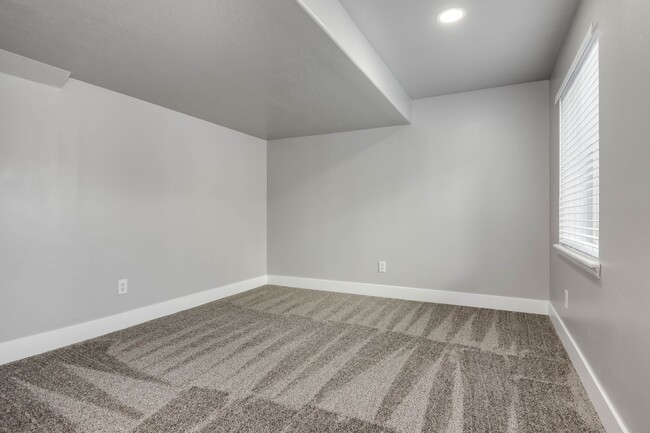 Building Photo - Gorgeous Four Bedroom Home, 2600 sq. ft., ...