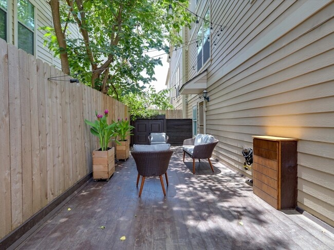 Building Photo - 1706 Tuam St