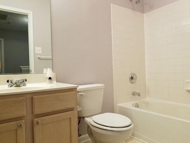 Building Photo - 3 Bedrooms 4 Bathroom House
