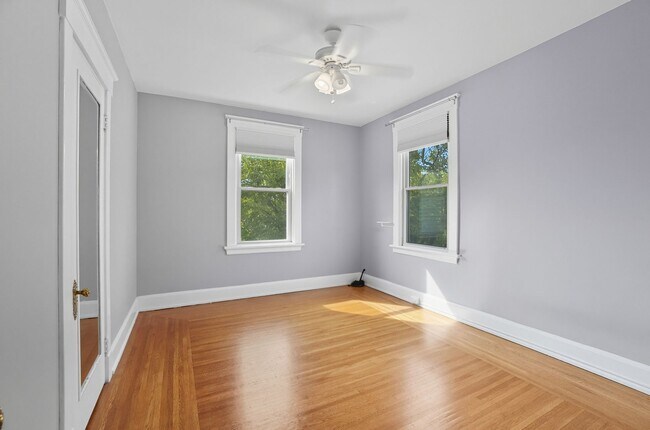 Building Photo - 6 Bed/3 Bath Remodeled Hyde Park Home w/Ce...
