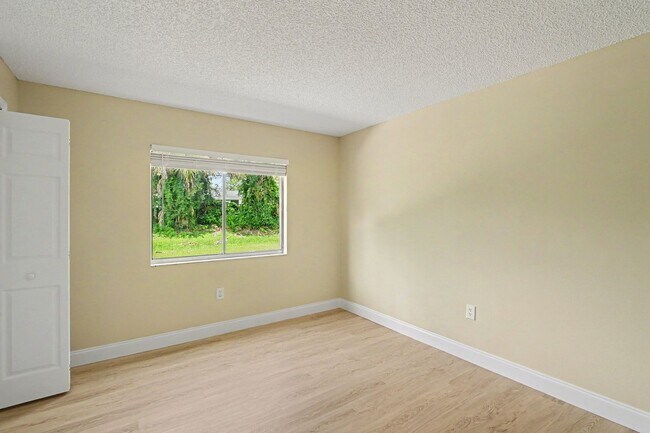 Building Photo - 2290-2296 Fox Hollow Dr.