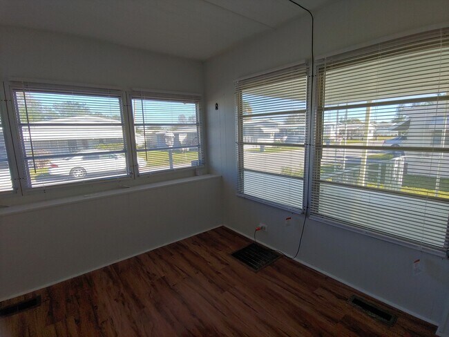 Building Photo - 912 49th Ave W
