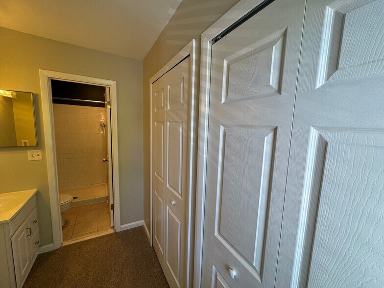 Building Photo - 37 Rockwell Ct
