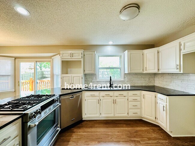 Building Photo - Wonderful Belton Home w/ Wood Floors, Finished Basement and Fenced Yard!
