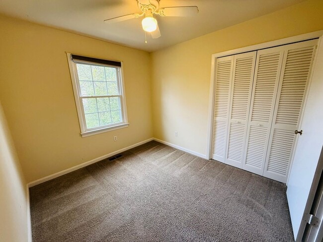 Building Photo - 4 Bedroom, 2.5 Bath Townhouse