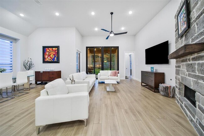 Building Photo - 149 Everest Dr