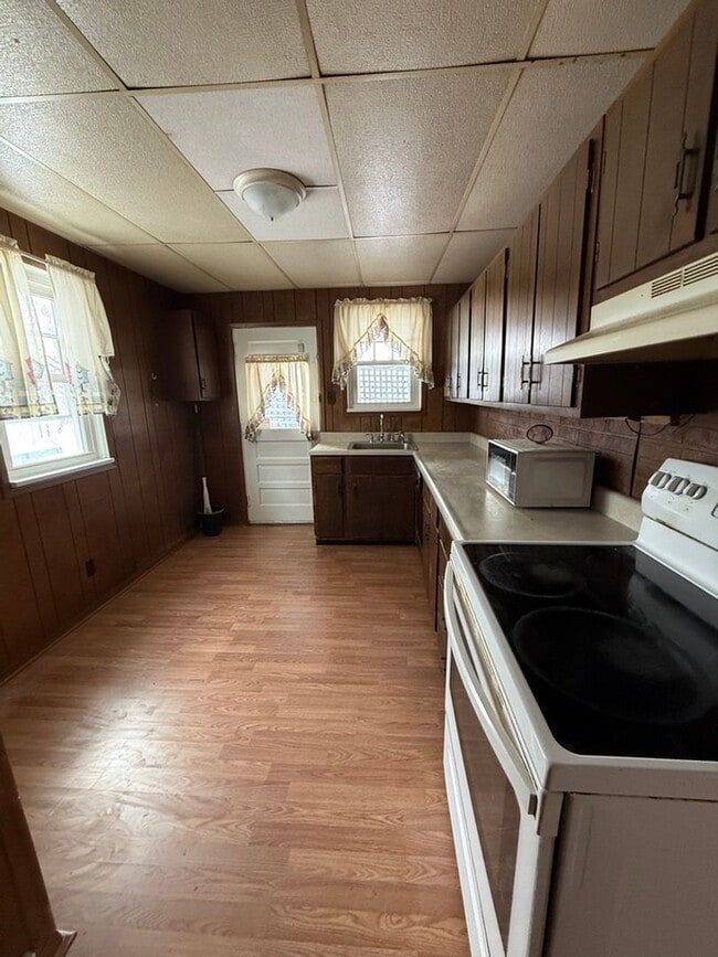 Building Photo - 4 bedroom home