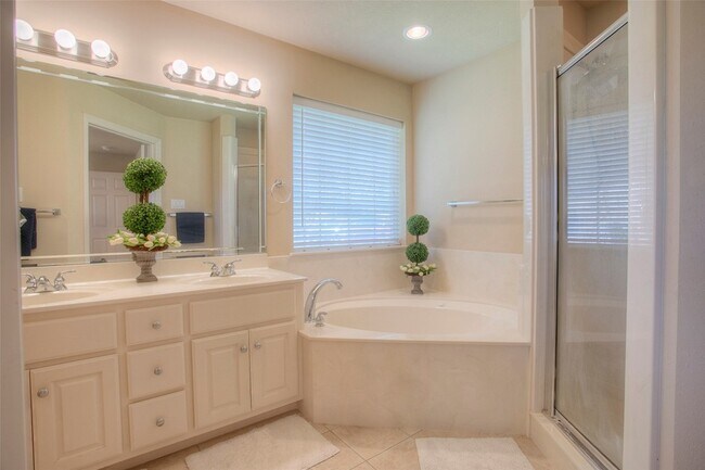 Building Photo - 824 Cherry Hills Dr