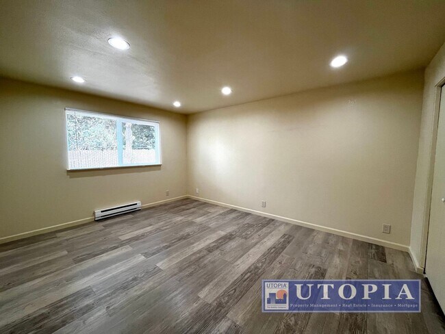 Building Photo - Capitola Gem: 2Bd/1Ba Ground Floor Apartme...