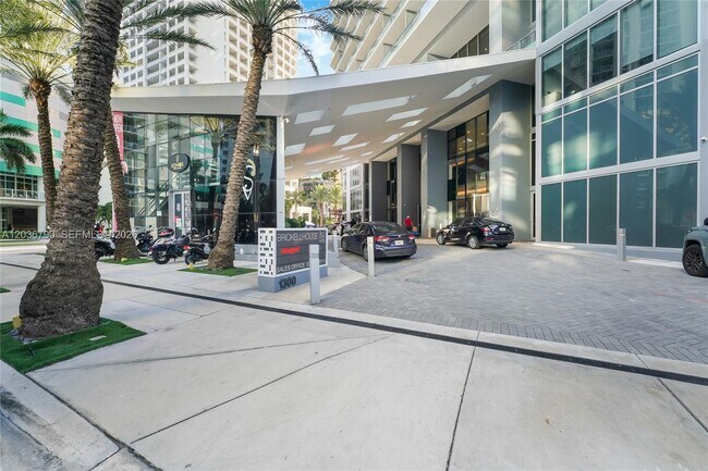 Building Photo - 1300 Brickell Bay Dr