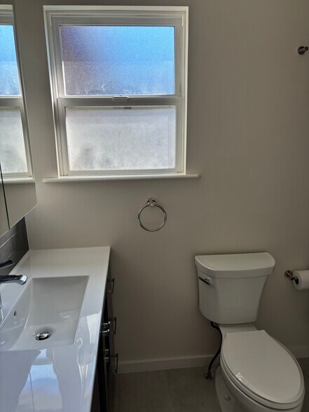 bathroom - 128 N Kingston St