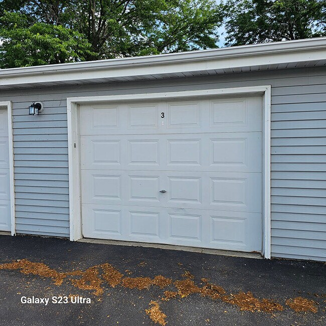 Building Photo - 1224 E Decorah Rd