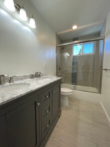 Building Photo - 4237 W 170th St