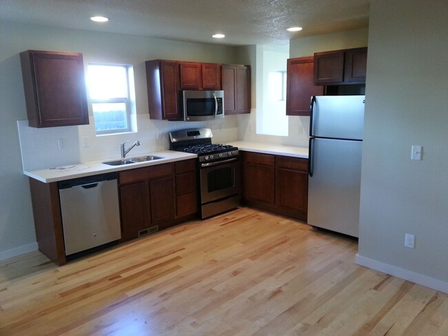 Building Photo - Newer Town home close to everything!