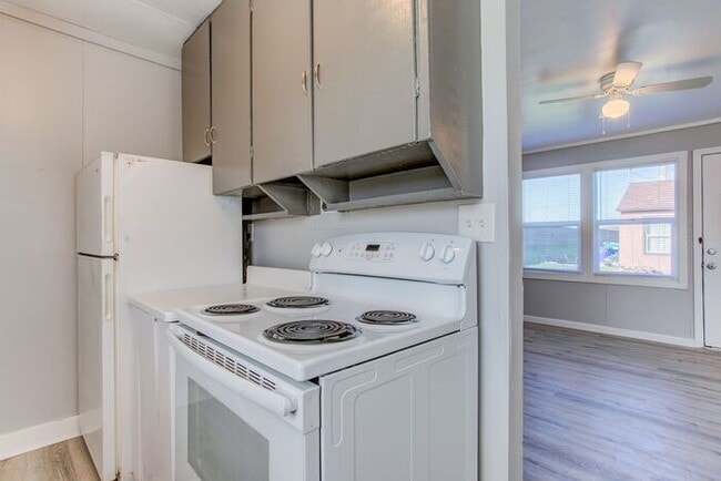 Building Photo - Completely Remodeled unit!! Pets OK.