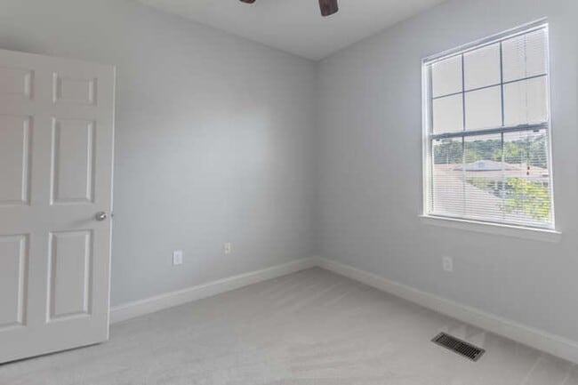 Building Photo - Updated Townhouse